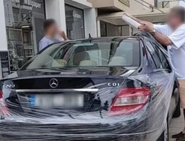 Λευκωσία: Οδηγός πάρκαρε σε θέση ΑΜΕΑ και κάτοικοι του τύλιξαν το αυτοκίνητο... πακέτο! (φωτό)